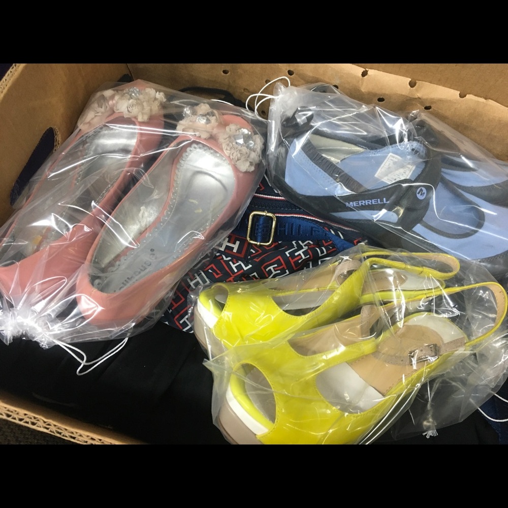 SURPRISE LOT OF WOMANS CLOTHING FOR RESALE 15#